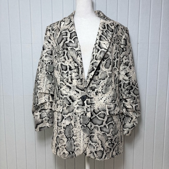 Dkny Jackets & Blazers - DKNY Women's Snake Print Blazer Black and White Size 10